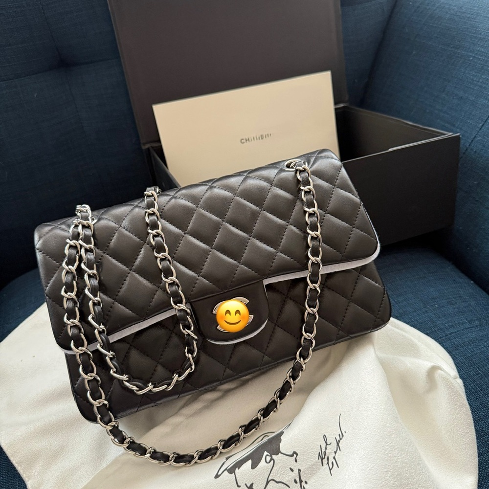 Luxurious Black Quilted Shoulder Bag with Gold Clasp